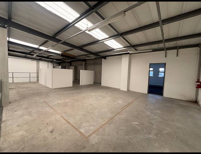 606M² WAREHOUSE TO LET IN STIKLAND INDUSTRIAL